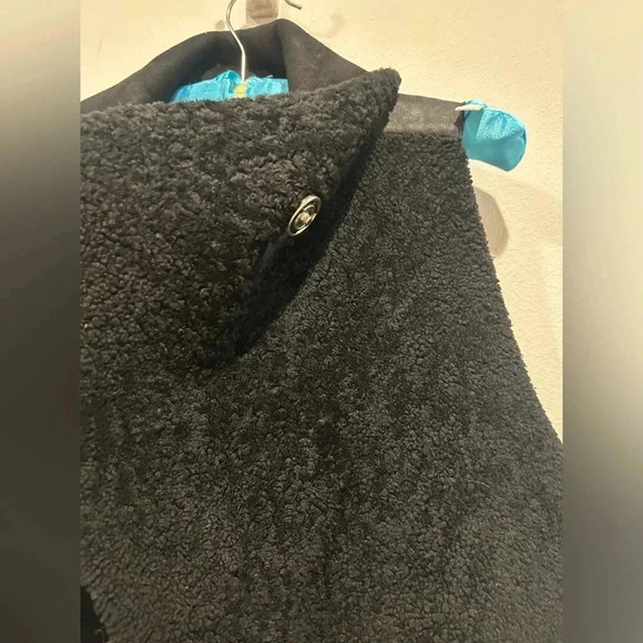 VEDA 100% Leather and Shearling Black Vest / Size Small / - Picture 5 of 10